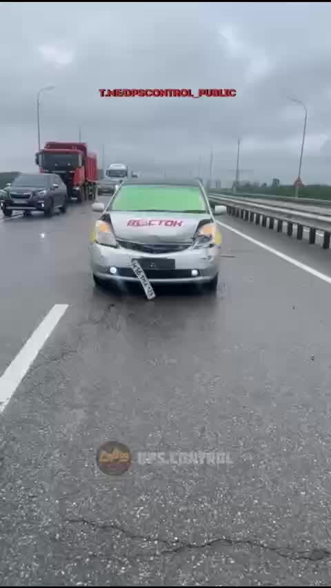 Водитель перевернул раритетный автомобиль во Владивостоке и скрылся с места ДТП