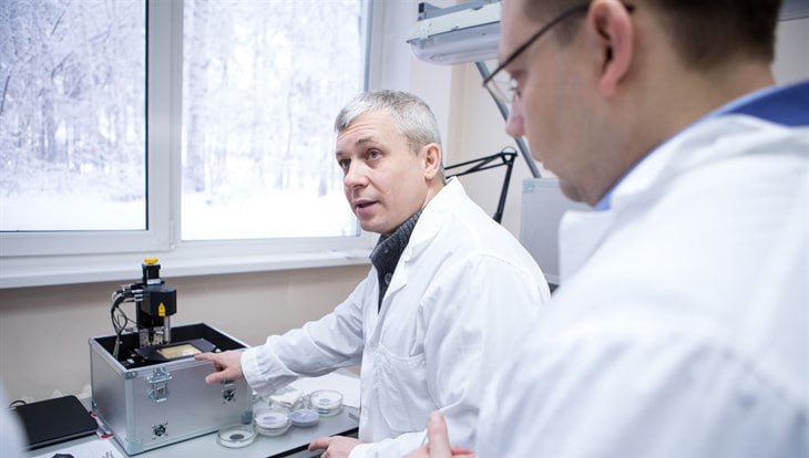 3 патента ТГУ почему это важно для медицины и промышленности Ученые нашего университета создали программные решения для тестирования и обработки сигналов сенсоров Разработки помогут улучшить качество считывающих устройств используемых в медицине промышленности и научных исследованиях Научный сотрудник Центра Перспективные технологии в микроэлектронике ТГУ Антон Тяжев Одна из программ позволяет лучше выделить полезный сигнал на фоне помех что важно для повышения информативности и точности измерений Это может быть использовано в системах регистрации излучения где нужно высокое быстродействие и высокое энергетическое разрешение Подробнее Канал ТГУ Афиша ТГУ ТГУ в MAX