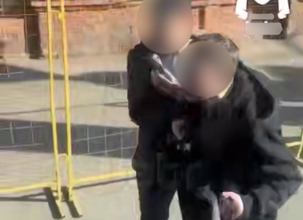 В Иркутске подростки устроили дебош в автобусе и напали на водителя Все произошло во время движения Читать подробнее на сайте...