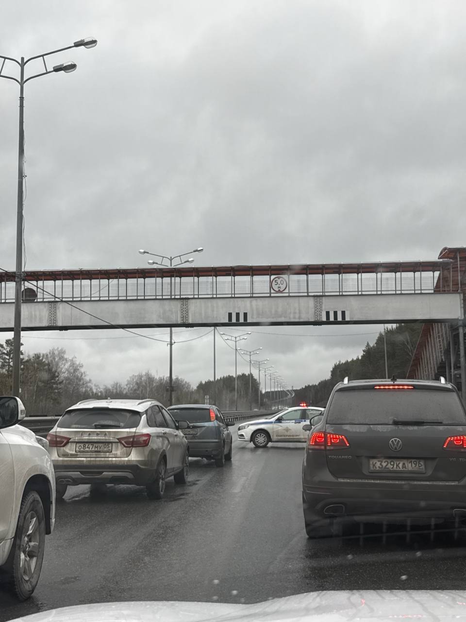 Полиция перекрыла трассу на въезде в Екатеринбург На 344 километре дороги Пермь Екатеринбург оказалось полностью перекрыто движение Ревдинский рабочий сообщает что это из за проведениях следственных действий Свердловская Госавтоинспекция сообщает что транспорт пускают по одной полосе С чем связаны ограничения в ведомстве не уточнили ДПС Ревда Подпишись на КП Екатеринбург Мы в Max