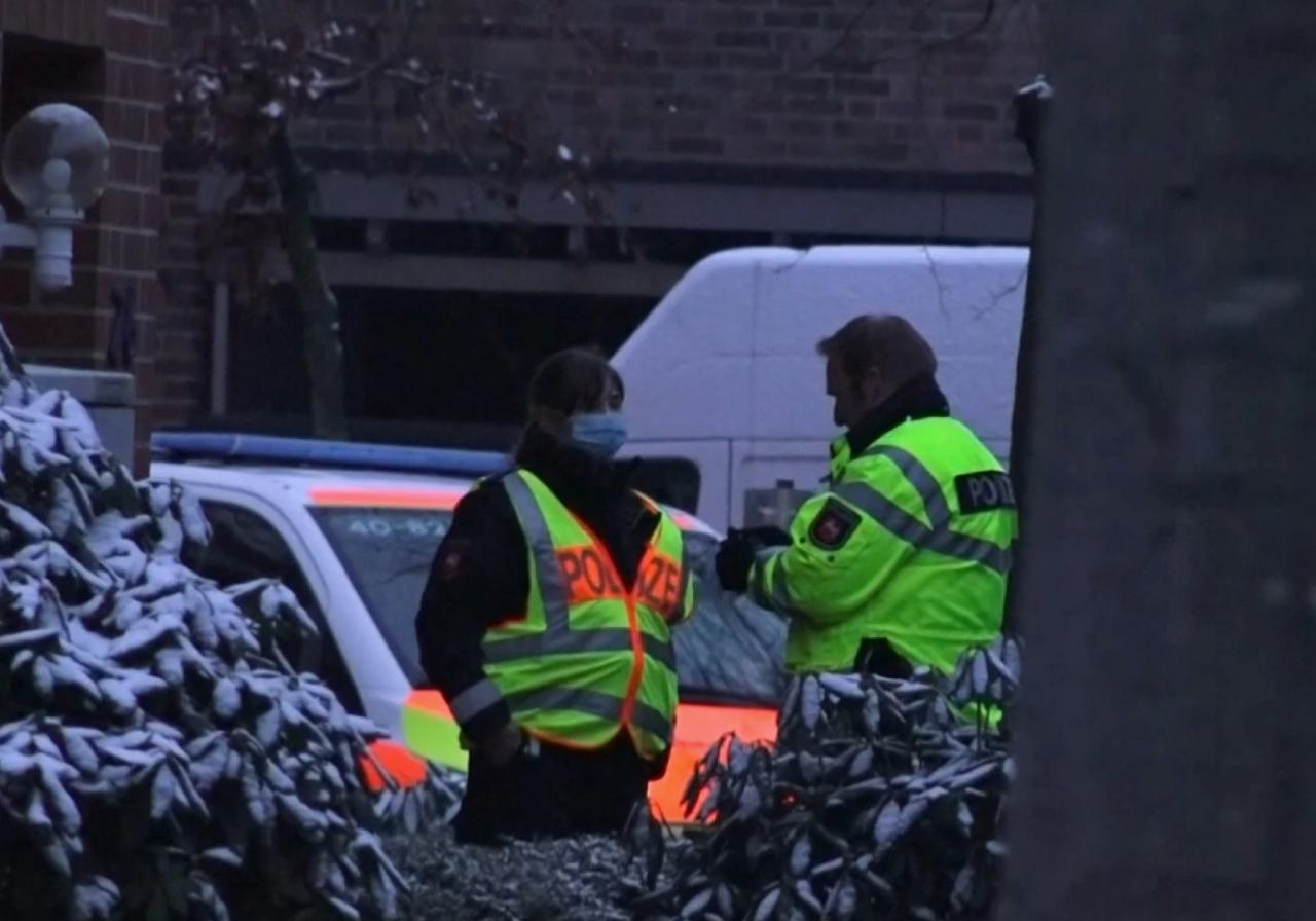 В Германии неизвестные ограбили банк Преступление произошло в городе Штур во время обеденного перерыва Грабители в спецодежде проникли в подвал хранилища Volksbank через световую шахту и вскрыли 14 банковских ячеек сообщает Bild со ссылкой на полицию Размер ущерба пока не установлен Пропажу обнаружили лишь после того как сотрудники пожаловались на плохое самочувствие Предположительно злоумышленники распылили в помещении неизвестное вещество Полиция разыскивает подозреваемых Подписаться на Говорит Москва Telegram VK MAX