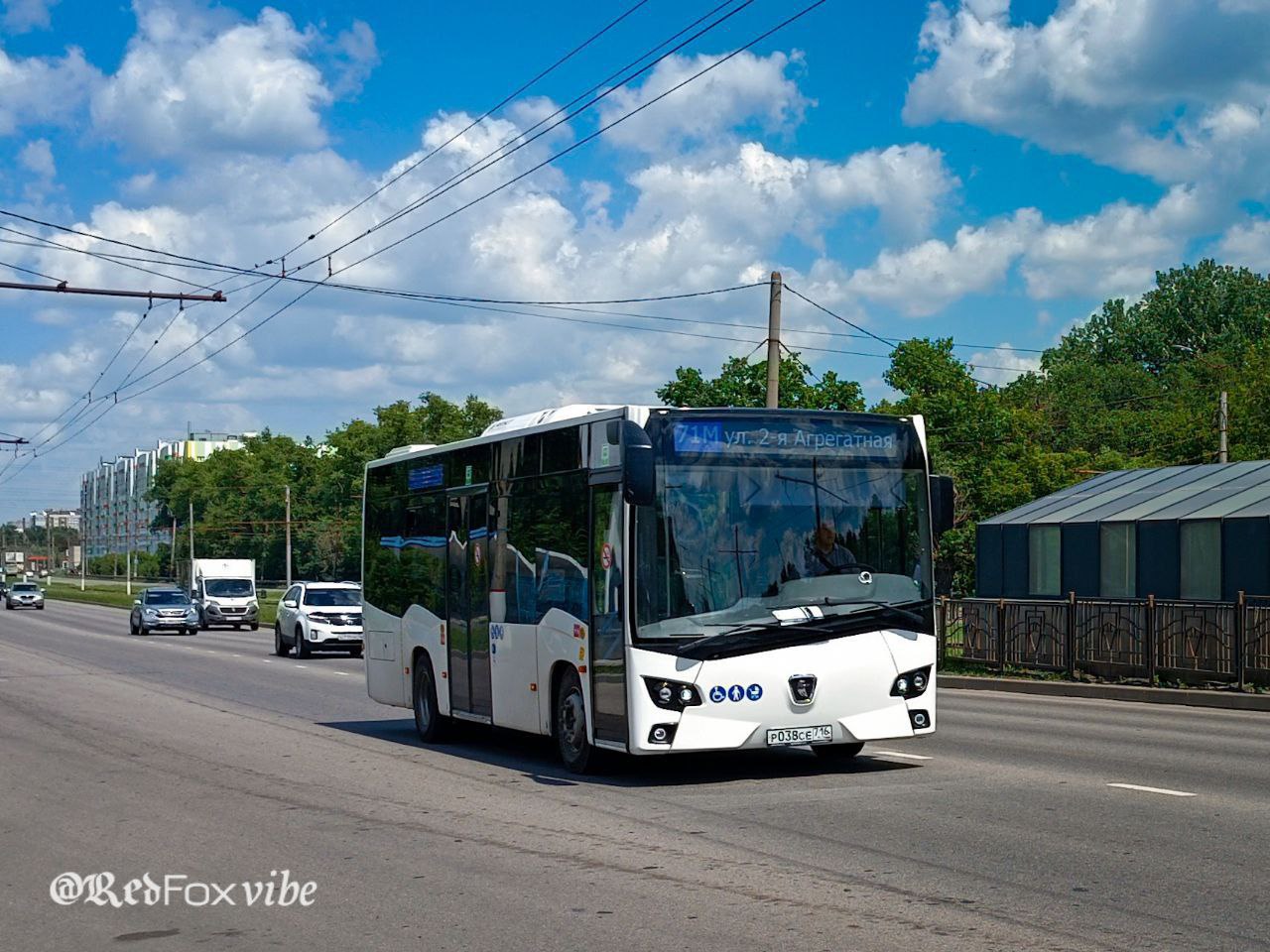 В Курске появился новый полунизкопольный автобус На маршрут вышел современный КАМАЗ-4290. Этот транспорт уже прошёл испытания в Петербурге и Казани, а теперь будет катать курян. Удобный салон, лёгкий доступ для маломобильных пассажиров: всё создано для комфорта. Месяц он проведёт на маршруте 71м, чтобы каждый мог оценить его в деле! Фото: /«Курский транспорт»