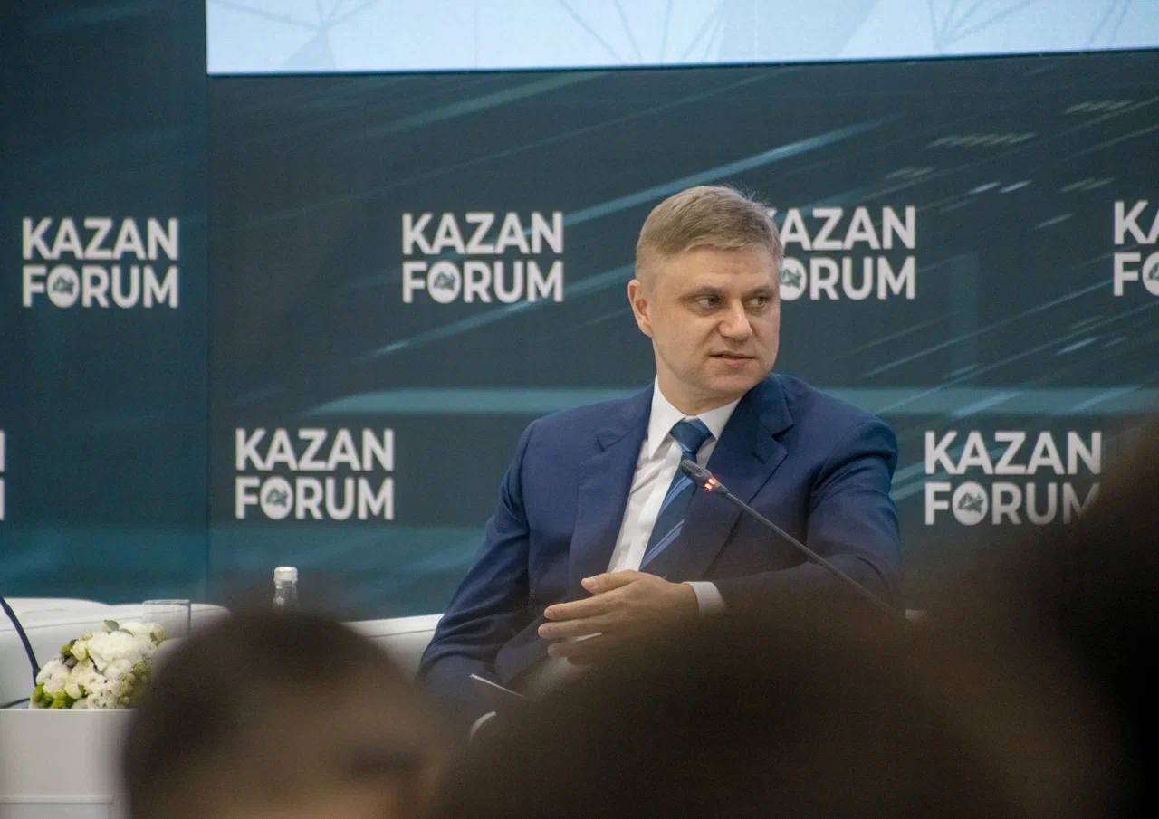 МТК «Север — Юг»: активное развитие транспортной артерии На сессии с участием вице-премьеров Виталия Савельева и Марата Хуснуллина выступил глава Минтранса Роман Старовойт. Международный транспортный коридор «Север — Юг» продолжает активно развиваться, становясь важнейшей транспортной артерией, которая соединяет страны Каспийского бассейна, Персидского залива, Центральной, Южной и Юго-Восточной Азии. Развитие МТК «Север — Юг» включает в себя: увеличение пропускной способности пунктов пропуска на границе с Азербайджаном почти в 5 раз, с Грузией — более чем в 2 раза ; проведение дноуглубительных работ в Волго-Каспийском морском канале 10,2 млн м³ в 2023 году и 6,8 млн м³ в 2024 году ; строительство новых объектов инфраструктуры. «К сожалению, мы видим, что за последние годы Каспий мелеет, и это большой вызов для всех прикаспийских государств. Мы провели большую работу по дноуглублению, за последние два года это почти 20 миллионов кубометров грунта. Развивается портовая инфраструктура, строятся дороги - обходы Махачкалы и Дербента уже есть в наших планах и реализуются», — дополнил глава Минтранса Роман Старовойт. Кроме того, буквально вчера Роман Владимирович был на связи с Иранской стороной: запустили изыскательские работы по строительству железнодорожной линии Решт-Астара. Президент Российской Федерации Владимир Владимирович Путин поставил задачу по увеличению объёма перевозок по МТК в 1,5 раза. Она будет выполнена, в том числе по стратегически важному направлению - МТК «Север - Юг». Написать нам