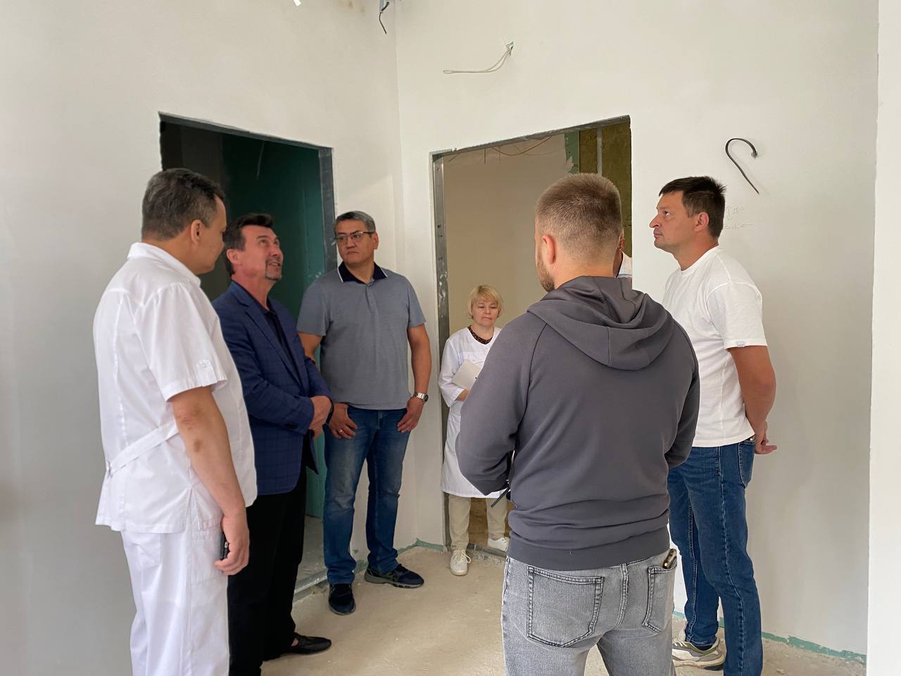 В кардиологическом отделении стационара Васильевской больницы продолжается капитальный ремонт. С ходом работ ознакомился начальник управления метрологического и технического контроля, охраны труда Минздрава РТ Фанис Исхаков. Совместно с главным врачом Зеленодольской ЦРБ Рамилем Мухаматдиновым и подрядчиками осмотрели отделение, где в ежедневном режиме кипит работа. Прерываются строители лишь на больничный тихий час, соблюдая режим тишины. Полная реконструкция третьего этажа здания включает в себя замену всех инженерных коммуникаций, окон и дверей, обновление палат и медицинских кабинетов, коридора и служебных помещений, оснащение новой мебелью и медицинским оборудованием. В скором времени строители обещают приступить к отделочным работам. К началу августа основной ремонт отделения планируют завершить. Пока ведутся работы, кардиологические пациенты проходят лечение на 4 этаже здания, для этого физиотерапевтический кабинет временно перенесен на первый этаж вместе с дневным стационаром. ЗЦРБ