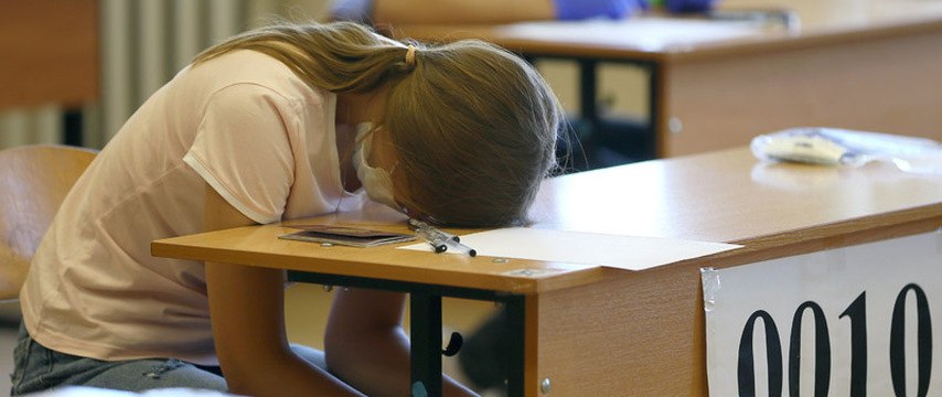 В школы России могут вернуть переводные экзамены   ‍ Предложено поэтапное введение переводных экзаменов в школах, которые будут фиксировать уровень знаний учащихся. С инициативой выступил Валерий Фадеев, возглавляющий СПЧ.   ‍ Он считает необходимым ввести экзамены для перехода из класса в класс, за исключением 9-го и 11-го, так как экзамен представляет собой неотъемлемую часть образовательного процесса.  ⏪Какой круг экзаменов — это надо выбирать. Конечно, это должны быть предметы, о которых я докладывал президенту — это литература, география, история, безусловно. В каком классе [надо сдавать эти предметы] — это должны решать профессионалы. Плюс, конечно, физика, математика⏩, — сказал Фадеев ТАСС в кулуарах XIII Петербургского международного юридического форума.   ‍ Бедные дети, пишут ежегодно ВПР, возможно, будут сдавать экзамен по физкультуре, а теперь еще и это.     Russia News — Подпишись