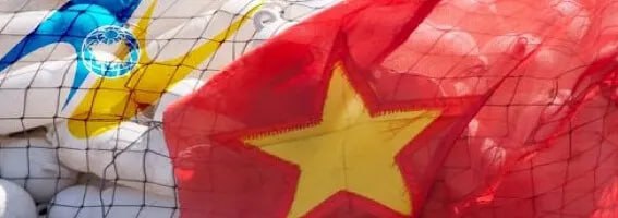ЕАЭС применит триггерную защитную меру в отношении отдельных видов одежды из Вьетнама Коллегия Евразийской экономической комиссии приняла решение применить триггерную защитную меру в отношении отдельных видов одежды из Вьетнама ввозимых с тарифными преференциями в соответствии с соглашением о свободной торговле Введение такой меры означает что с момента вступления в силу Решения Коллегии в течение шести месяцев при ввозе отдельных видов одежды из Вьетнама в Евразийский экономический союз будет применяться действующая ставка Единого таможенного тарифа ЕАЭС Основанием для введения защитной меры является превышение триггерного уровня импорта из Вьетнама предусмотренного соглашением Эта мера позволит поддержать производителей Союза и исключить резкий рост беспошлинного ввоза товаров из Вьетнама выше тех уровней которые предусмотрены соглашением что важно для легкой промышленности наших стран отметил министр по торговле ЕЭК Андрей Слепнев ЕАЭС ЕЭК Вьетнам импорт пошлины ЗСТ триггерная мера