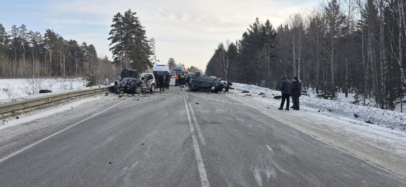 Два человека погибли в аварии на трассе Байкал ДТП произошло сегодня утром в Кабанском районе вблизи станции Посольская Предварительно водитель Тойота Спасио при обгоне нарушил ПДД и лоб в лоб столкнулся с Ниссаном Икстрейл В результате аварии водитель Тойоты и пассажир Ниссана погибли на месте Водителя Ниссана трех его пассажиров в том числе 16 летнего подростка и 8 летнего пассажира Тойоты доставили в больницу Надзорным органом будет дана оценка законности принятого правоохранительными органами правового решения а также соблюдению законодательства о безопасности дорожного движения сообщили в прокуратуре Бурятии На участке действует реверсивное движение   Канал Ариг Ус в MAX