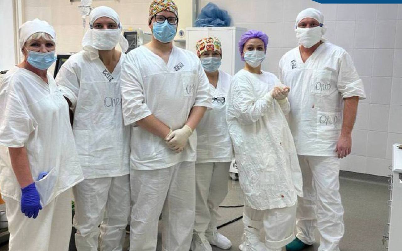 Удалили гигантскую опухоль размером с баскетбольный мяч В ГБ 2 Миасса 60 летней женщине была удалена опухоль яичника размером с баскетбольный мяч Операция прошла успешно и пациентка выписалась из больницы через неделю без осложнений Хирурги сохранили функции соседних органов несмотря на значительное деформирование брюшной полости