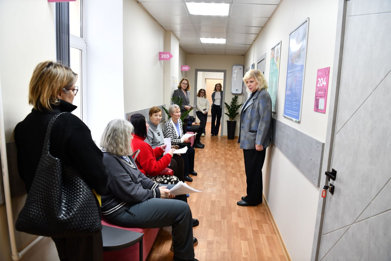 Диагностический центр для петербурженок 50 здоровый ажиотаж продолжается Центр женского здоровья уже 7 месяцев работающий на Петроградской стороне в рамках программы Серебряный возраст стал первым государственным медицинским учреждением куда Уполномоченный по правам человека в Петербурге Светлана Агапитова приехала после новогодних каникул Поводов для этого было несколько Во первых правозащитница в Центре еще не была и хотела лично убедиться устранены ли сбои в организации записи и доступа маломобильных посетительниц на которые ранее жаловались петербурженки Во вторых пообщавшись с руководством врачами и пациентками Уполномоченный и сотрудники аппарата собирались выяснить почему спрос на диагностические и консультативные услуги учреждения превышает его пропускную способность ожидание первичного приема порядка двух месяцев и можно ли это изменить Рассказываем что увидели и услышали Читать