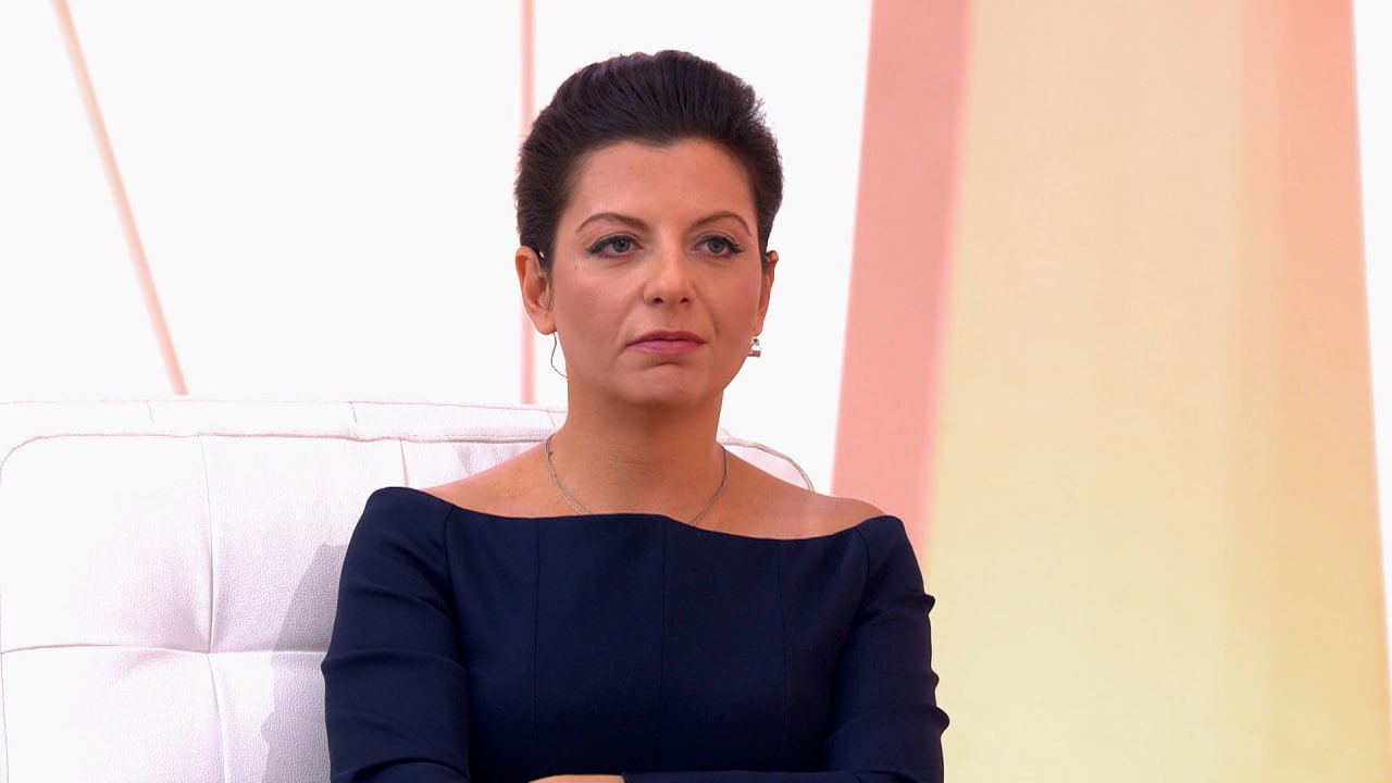 Сегодня у меня начинается химиотерапия Маргарита Симоньян сообщила о начале курса лечения Ранее журналистка рассказала что у нее рак Спасибо всем кто молится и желает добра Я только хочу обратиться с просьбой Пожалуйста не пишите Всё будет хорошо Когда болел Тигран мне писали это десятки если не сотни раз в день и каждый раз у меня содрогалось сердце пишет Маргарита В сентябре Симоньян перенесла операцию на груди а также рассказала что на фоне лечения может потерять волосы поэтому будет появляться на публике в париках Господь сам решает кого когда и почему забирать Вот исходя из этого и живём Я лечусь и заранее смиряюсь с любым исходом написала она в телеграм канале Пожелаем Маргарите здоровья Подписывайтесь на
