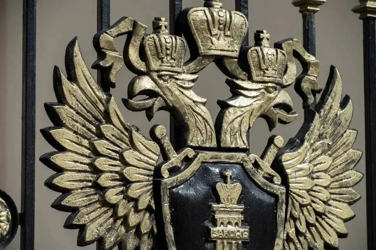 Генпрокуратура России опротестовала незаконные приказы об утверждении списков контрольных вопросов обязательных при проведении плановых проверок бизнеса Так называемые чек листы содержат проверочные пункты подтверждающие соблюдение предпринимателями обязательных требований в различных сферах либо их нарушение В рамках проводимой работы прокуроры выявили несоответствующие законодательству приказы Ростехнадзора Рослесхоза Ространснадзора ФМБА Минцифры и Минкультуры Их чек листы являлись неактуальными содержали ссылки на утратившие силу правовые акты   В результате организована работа по приведению списков контрольных вопросов к нормативным требованиям   Генпрокуратура России в Telegram MAX