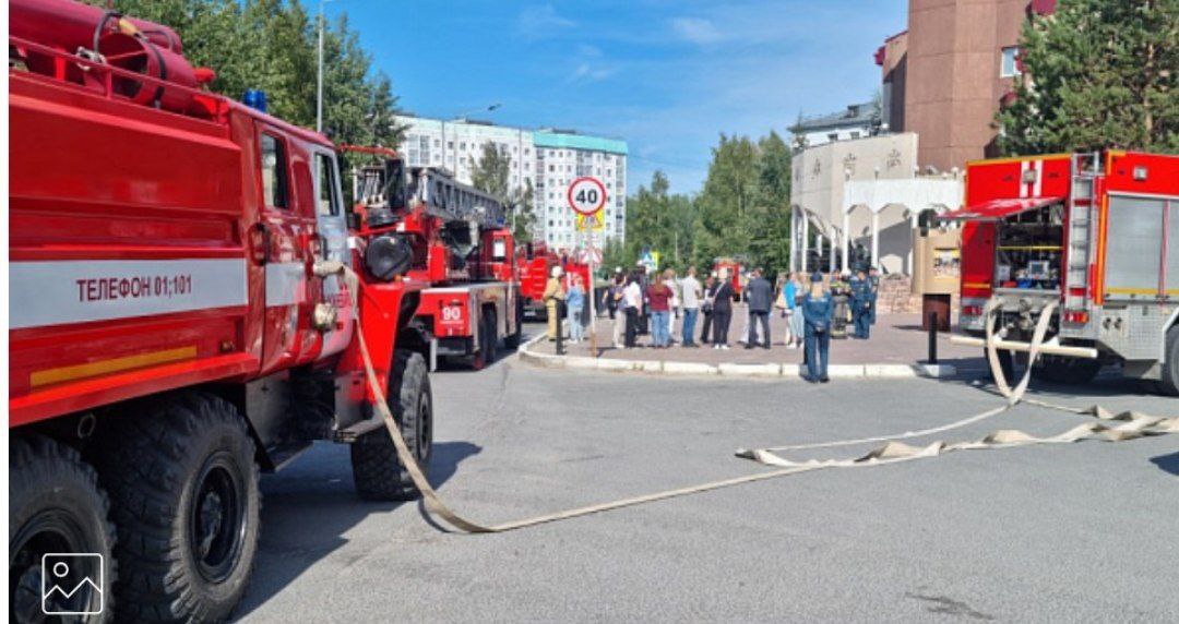 В Нижневартовске прошли масштабные учения по тушению пожара в Драмтеатре На месте условного возгорания отработали боевые расчеты со всех пожарных частей города Задача осложнялась быстрым распространением огня и сильным задымлением путей эвакуации Приоритетом стало спасение людей из зоны массового пребывания