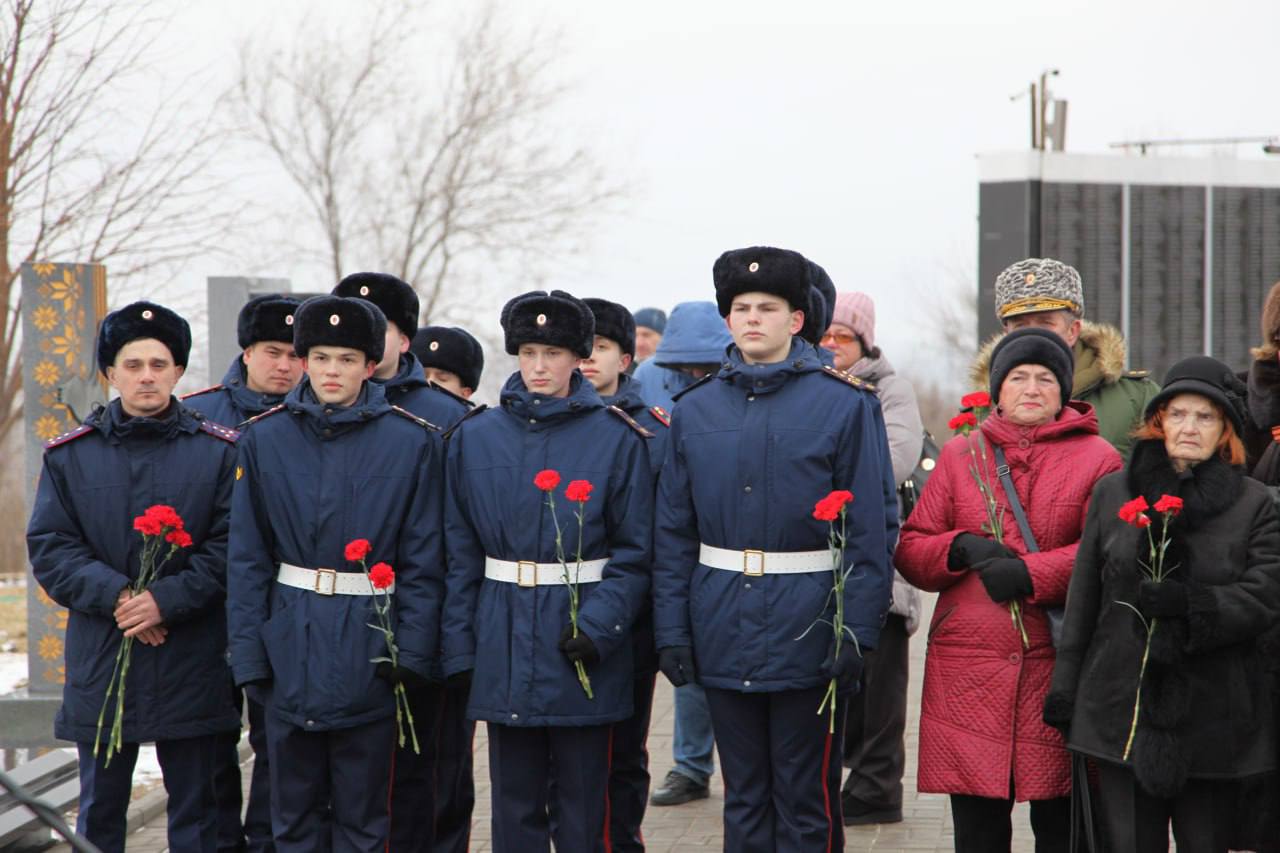 В Волгограде сотрудники СКР и учащиеся ведомственного кадетского корпуса почтили память защитников и жителей Ленинграда    Сотрудники следственного управления Следственного комитета Российской Федерации по Волгоградской области и кадеты ведомственного кадетского корпуса имени Ф.Ф. Слипченко приняли участие в памятном мероприятии, посвященном Дню полного освобождения Ленинграда от фашистской блокады. 27 января, в день воинской славы, когда вся страна вспоминает подвиг защитников и жителей блокадного города, сотрудники регионального управления СКР и будущие офицеры ведомства отдали дань памяти героям.  На главной высоте России – Мамаевом кургане – они, совместно с председателем общественной организации Волгоградского областного добровольного общества «Защитники и жители блокадного Ленинграда» Хельви Николаевной Латту, а также с волонтерами Победы и учащимися образовательных учреждений города, возложили цветы к мемориальному знаку воинам-ленинградцам, тем, кто не дрогнул перед лицом смерти, голода и разрушений. Эта трагедия унесла жизни по разным данным от 632 тысяч до более миллиона человек, оставив незаживающую рану в истории страны. 872 дня осады, голода и лишений – это суровое испытание, которое выдержал город-герой, и память об этом бессмертна.  Помощник по общественно-политической работе регионального управления СКР Валентина Желтова отметила, что блокада Ленинграда – одна из самых драматичных страниц в истории великой Отечественной войны. Дата 27 января 1944 года отзывается в наших сердцах невероятной болью и одновременно гордостью за подвиг народа, выстоявшего перед натиском врага.   «Участие в подобных мероприятиях играет важную роль в формировании патриотического сознания, как у сотрудников СК, так и у кадетов. Молодое поколение должно помнить о мужестве и стойкости советских солдат в борьбе с фашизмом, о жертвах, которые были принесены ради Победы. Подвиг ленинградцев, их сила духа и непоколебимая вера в освобождение – это пример истинного героизма для всех нас» - подчеркнула капитан юстиции Желтова.