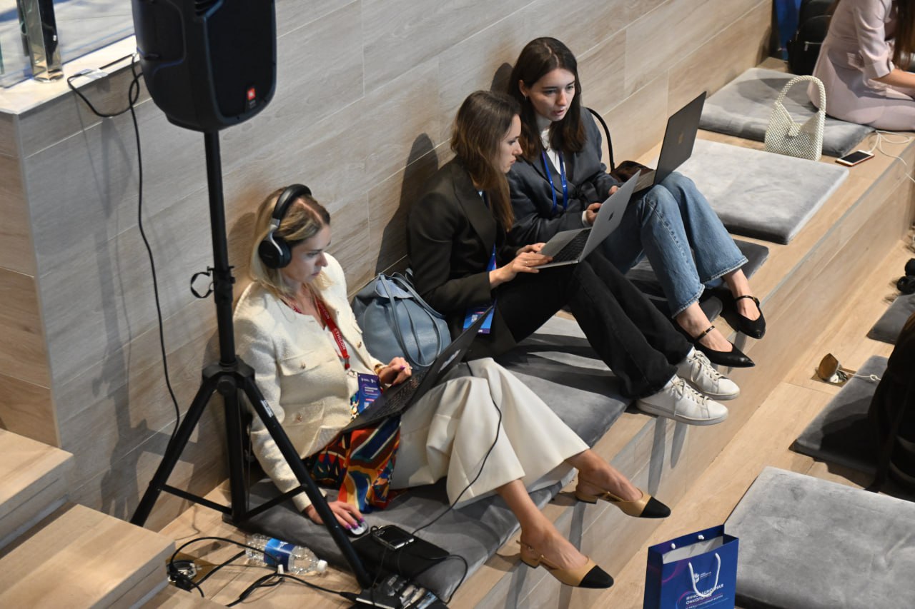 В Якутске прошел финал конкурса ко Дню защиты информации среди школьников В IT кубе Якутска состоялся финал ежегодного городского конкурса приуроченного к Международному дню защиты информации Организаторами выступили Центр информационных технологий города Якутска Управление образования и Департамент цифрового развития Окружной администрации Мероприятие собрало лучших школьников увлеченных цифровыми технологиями и кибербезопасностью В отборочном этапе заочно участвовали 16 команд из 9 11 классов По итогам конкурсного отбора в финал вышли шесть сильнейших команд которым предстоял насыщенный день тренинг на знакомство и сплочение лекции специалистов ведущих IT компаний и представителей МВД о защите информации а также выполнение практических конкурсных заданий Главным испытанием стал кейс по информационной безопасности на выполнение которого участникам отвели два часа По словам школьников задания требовали не только глубоких теоретических знаний в области кибербезопасности но и владения практическими навыками работы с цифровыми инструментами По итогам финала победу одержала команда МОБУ СОШ 40 имени М Е Николаева Второе место заняла команда IT куб МОБУ ДОД ЦТТ третье команда МОБУ Саха корейская СОШ Победителям вручили дипломы и поздравили с заслуженным успехом Организаторы подчеркнули что Международный день защиты информации напоминает о важности личной цифровой культуры и ответственного поведения в интернете Защита данных задача не только специалистов но и каждого пользователя сети