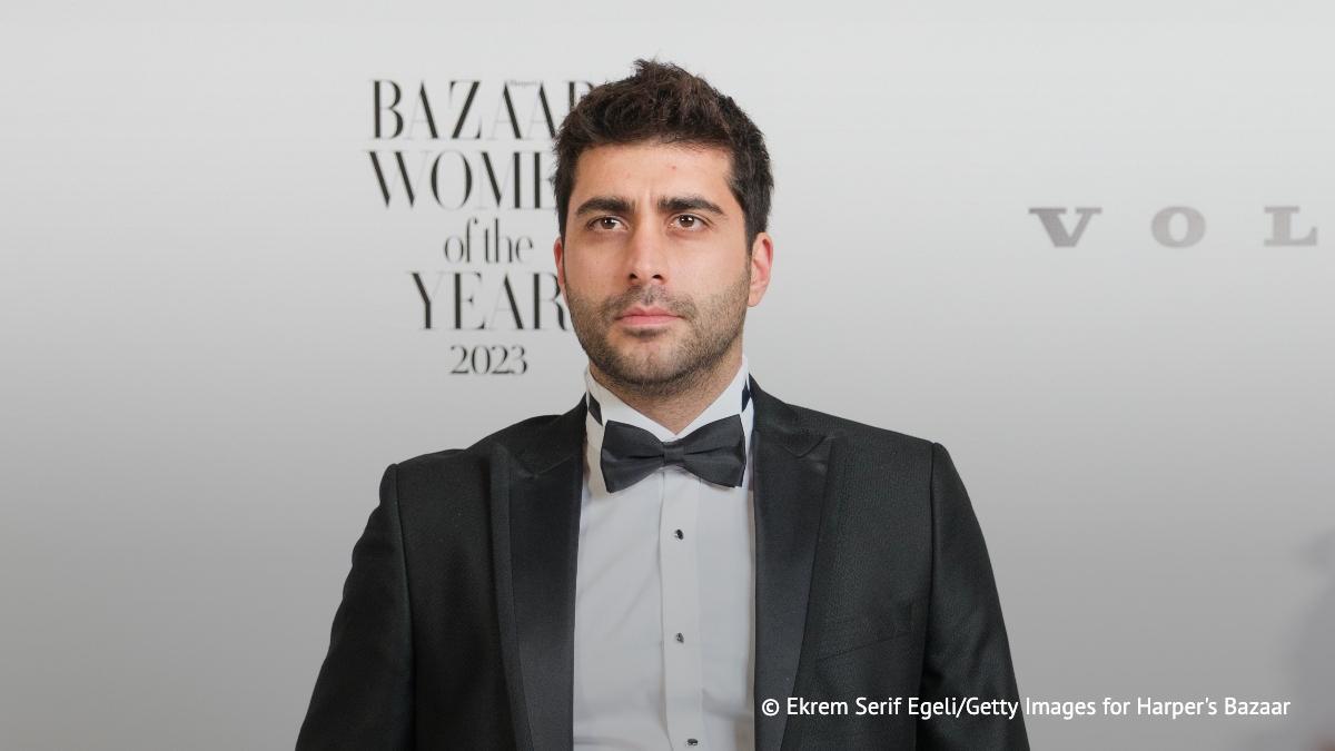 Актер сериала Клюквенный щербет Догукан Гюнгер задержан в Стамбуле по делу о наркотиках сообщило надзорное ведомство В рамках расследования дела под стражу взяты 36 человек Ранее сообщалось о задержании главреда телеканала Habert rk Эрсоя актрисы Эзги Эйюбоглу известной по сериалу Великолепный век а также президента футбольного клуба Фенербахче Сарана