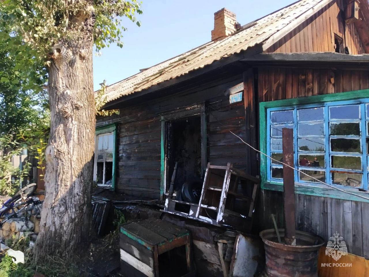 Месячный ребенок едва не погиб на пожаре  В красноярской деревне Старая Солянка малыш чуть не задохнулся гарью. Он был дома с мамой, когда на кухне начался пожар. Дом моментально заполнился дымом. Женщина успела выбежать на улицу и позвать на помощь. Местные жители вынесли младенца, его госпитализировали. Пламя на 9 квадратах потушили 11 специалистов и 3 единицы техники МЧС России. Предварительно, все загорелось из-за короткого замыкания электропроводки.  МЧС России напоминает:   регулярно проверяй состояние проводки и электроприборов;  не перегружай электросеть;  установи дома пожарный извещатель. Он громким звуком оповестит о задымлении.       MAX