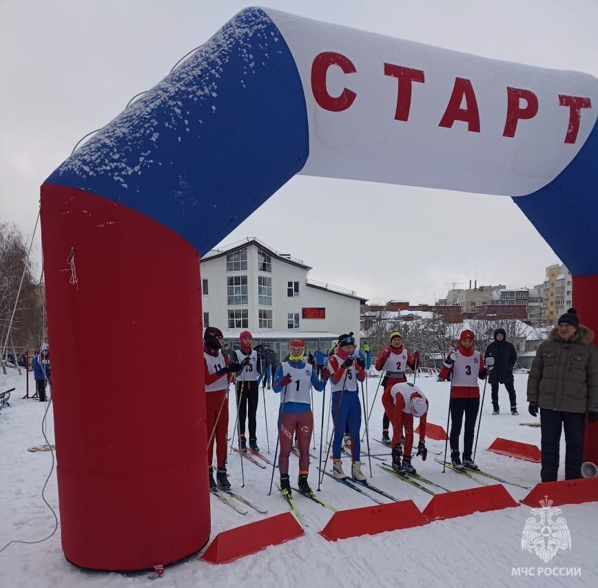 «Серебро» в лыжной гонке   В Саратове прошли соревнования среди силовых структур региона в рамках Спартакиады общества "Динамо". Участие приняли  9   команд. Мужчины бежали 5 км, женщины - 3 км.  По итогам соревнований в общем зачете команда Главного управления МЧС России по Саратовской области заняла 2 место.    В личном зачете лучшей стала Анастасия Мешавкина.  Среди мужчин свыше 35 лет:   место занял Олег Ильин.   место у Алексея Романова.