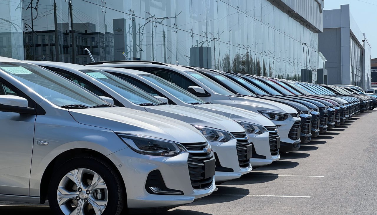 Доля UzAuto Motors на рынке Узбекистана сократилась Если в 2024 году на Chevrolet приходилось 88 из каждых 100 проданных автомобилей, то за первые 5 месяцев 2025 года этот показатель снизился до 82. Самая продаваемая модель — Cobalt, за ним следуют Damas и Tracker. С января по апрель 2025 года в Узбекистане было продано 135 922 автомобиля. Об этом говорится в отчёте, подготовленном АО «Узавтосаноат». Согласно отчёту, за этот период производители реализовали следующие объёмы: UzAuto Motors — 76 095 авто; · Khorezm Auto — 35 735 авто; · ADM Jizzakh — 15 520 авто; · BYD Uzbekistan Factory — 7 859 авто; · Asaka Motors — 491 авто; · SamAuto — 186 авто; · Jizzakh Auto — 36 авто. Для сравнения: за январь–май 2024 года только автомобилей под брендом Chevrolet было продано 142 891 единица — это почти на 7 тысяч больше, чем общие продажи всех марок за аналогичный период 2025 года. Доли производителей на внутреннем рынке в 2025 году: · UzAuto Motors — 55,9% · Khorezm Auto — 26,3% · ADM Jizzakh — 11,4% · BYD Uzbekistan Factory — 5,8% · Asaka Motors — 0,4% · SamAuto — 0,1% · Jizzakh Auto — 0,03% Наиболее популярные модели: · Cobalt — 54 545 шт. · Damas — 22 409 шт. · Tracker — 13 438 шт. · Labo — 13 326 шт. по количеству заказов Для справки: в 2024 году в Узбекистане был реализован 402 391 автомобиль, из них: · UzAuto Motors — 353 730 87,9% · ADM Jizzakh — 30 329 7,5% · BYD Uzbekistan Factory — 17 132 4,3% · Asaka Motors — 489 · Jizzakh Auto — 394 · SamAuto — 317 Telegram / Facebook / Instagram / LinkedIn