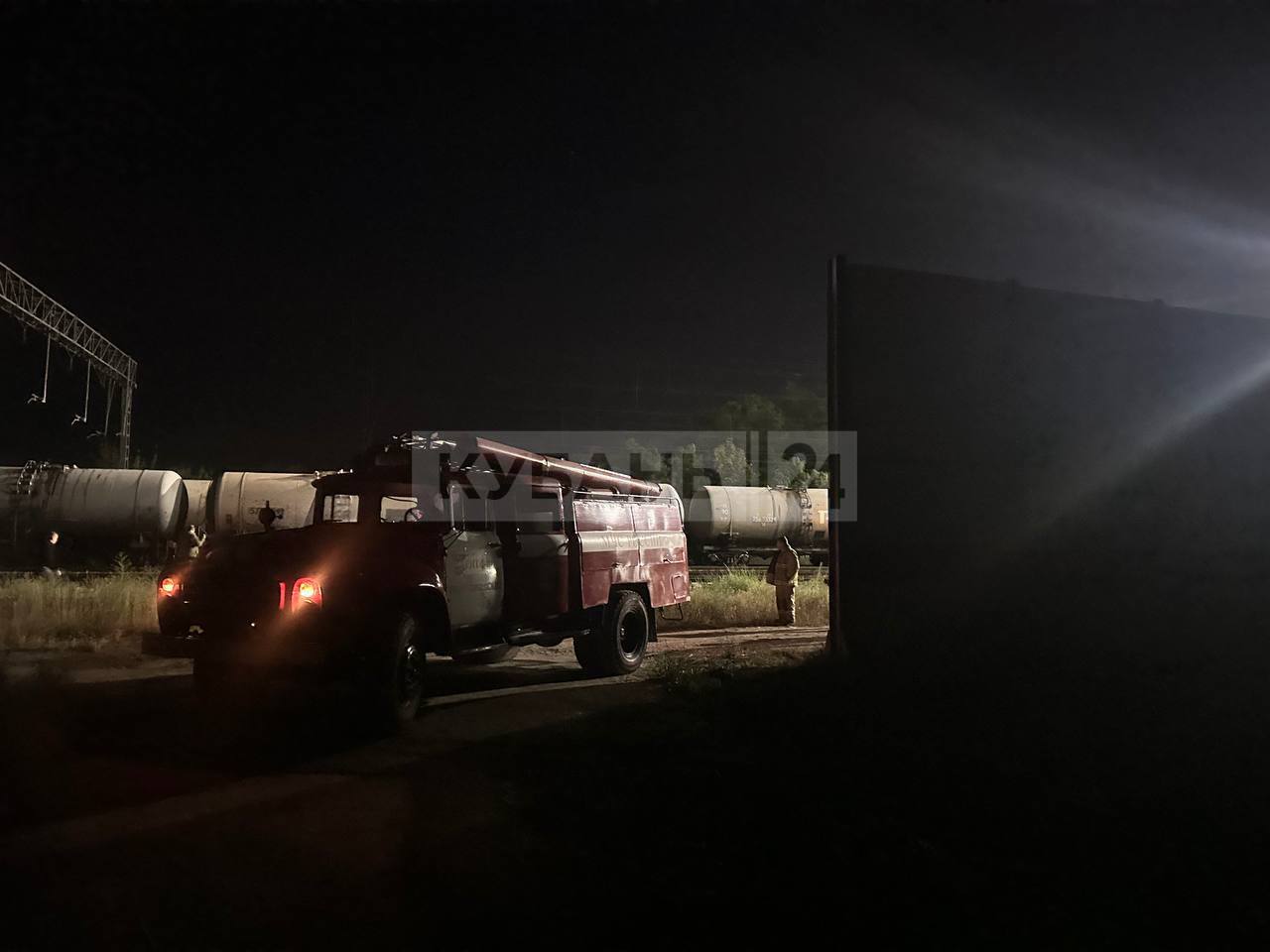 Подозрительный предмет нашли на ж/д станции в Крымском районе. По данным нашего источника, это случилось в ночь с 19 на 20 июня в станице Варениковской. На место прибыли экстренные службы. Предположительно, подозрительный предмет нашли на станции во время осмотра грузового поезда с нефтепродуктами. Находку изъяли и отправили на исследование. Кубань 24