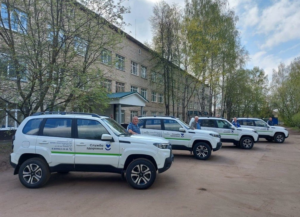 Восемь нижегородских больниц получили 22 новых автомобиля Пять машин «Службы здоровья» поступило в Воротынскую центральную районную больницу, четыре — в Пильнинскую, по три машины — в Варнавинскую и Вадскую, по две машины — в Балахнинскую, Ветлужскую и Шахунскую больницы. Еще один автомобиль передан в Большеболдинскую ЦРБ, сообщили в региональном минздраве. Транспорт приобрели в рамках программы модернизации первичного звена здравоохранения. Машины повышенной проходимости позволят врачам быстрее добираться до пациентов, проживающих в отдаленных населенных пунктах. минздрав Нижегородской области Прислать новость