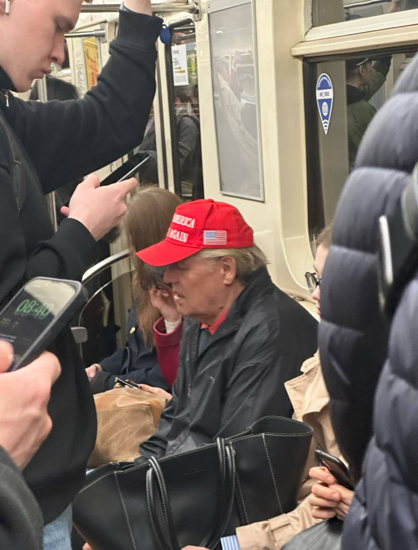 Трамп прокатился на метро в Петербурге Нет, это не сон при температуре 38 °C. Хотя, что это на самом деле, сказать трудно… Автор видео утверждает, что это не ИИ, а самый настоящий русский Трамп. Комментаторы шутят, что президент Штатов не дозвонился до Путина и решил навестить его лично, а другие напоминают американскому лидеру, что по оранжевой ветке до Белого дома он вряд ли доберется. Чего только не увидишь в питерском метро… Подпишитесь на «Абзац» Добавьте «Абзац» в ленту «Дзена»