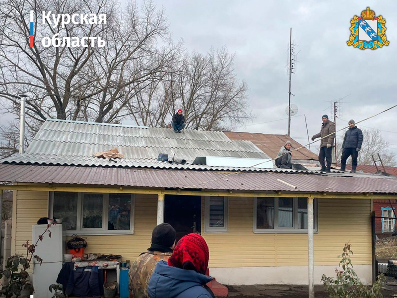 В Курской области продолжается ремонт домов, пострадавших от обстрелов ВСУ  Продолжаются восстановительные работы домовладений в населенных пунктах приграничных районов, пострадавших в результате обстрелов со стороны ВСУ. Как сообщили в правительстве Курской области, всего повреждено 86 домов, в том числе 18 многоквартирных.  С 4 по 12 января восстановлено кровельное покрытие на 15 МКД и пяти частных домах, эти работы ведутся еще в двух частных домовладениях и трех МКД.  Установлено 208 оконных блоков, в том числе 42 – в городе Льгове, 41 – в городе Рыльске, 9 – в селе Малеевка Льговского района. Еще 40 окон заменили в Беловском районе. В селе Ивановское Рыльского района в процессе монтажа 75 пластиковых окон.  Специалисты продолжают подомовой обход для выявления других повреждений, сообщили сегодня региональные власти.  Фото: ВК Курская область