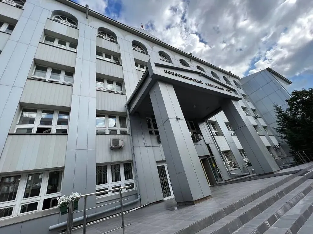 Создателя падающего долгостроя в Новосибирске отправили под домашний арест Более 200 семей оказались обмануты недобросовестным застройщиком Нанесенный им ущерб оценивается почти в 600 млн рублей Подробнее читайте по ссылке     INFOPRO54 Мы в других соцсетях MAX VK Дзен ОК Источник фото Новосибирский областной суд