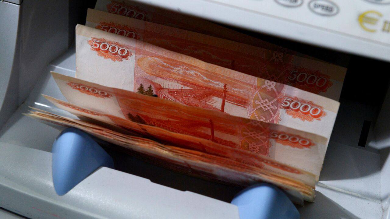 Российские банки предотвратили почти 39 миллионов мошеннических операций на общую сумму в 3,4 триллиона рублей. Об этом сообщили в Центробанке. За апрель – июнь было отражено в 1,5 раза больше атак, чем в среднем за предшествующие четыре квартала.