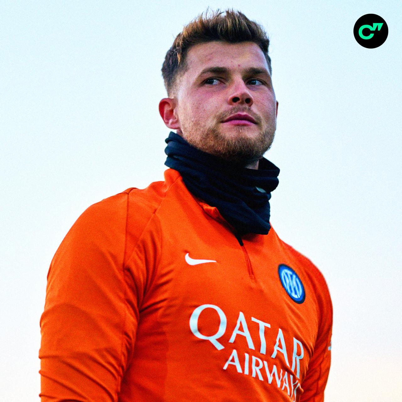 Вратарь Интера Жозеп Мартинес насмерть сбил 81 летнего мужчину на инвалидной коляске Пострадавший погиб на месте голкипер находится в шоковом состоянии По предварительной версии мужчина почувствовал себя плохо и внезапно выехал на дорогу по которой двигался автомобиль Мартинеса   Подписывайтесь на Спортс