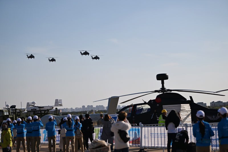 China Helicopter Expo стартовала в Китае С 16 по 19 октября в городе Тяньцзинь проходит 7 я международная выставка China Helicopter Exposition 2025 крупнейшее в Азии событие посвящённое индустрии винтокрылых машин Место для выставки выбрано не случайно Именно в Тяньцзине находится крупнейший авиационный кластер насчитывающий около сотни предприятий и представительств китайских и зарубежных авиастроительных фирм включая заводы Boeing и Airbus В этом году мероприятие собрало около 450 компаний из более чем 30 стран а ее экспозиционные площади заняли свыше 200 000 кв метров Организаторы выставки ожидают прибытие около 30 000 посетителей Статическая экспозиция выставки насчитывает более 100 летательных аппаратов включая не только вертолёты но и летательные аппараты иных типов Особо отметим что China Helicopter Expo остаётся единственной в мире специализированной выставкой винтокрылой техники включающей не только наземную экспозицию но и обширную программу демонстрационных полётов Уже традиционно на выставке широко представлены китайские вертолёты военного назначения включая Лёгкий разведывательно боевой Z 19 Многоцелевой Z 20 и его новейшая транспортно боевая версия Z 20T производства HAIG Лёгкий разведывательно боевой вертолет Z 10 Средний транспортный Z 8L от CAIC Среди гражданских машин наибольший интерес представляют AC312E и AC311A от подразделения китайской AVIC Avicopter Зарубежные производители представлены вертолётами Airbus H135 и Leonardo AW139 Xinhua Постфактум Китай ChinaHelicopterExpo Онлайн проект eMAKS aviasalonmaks