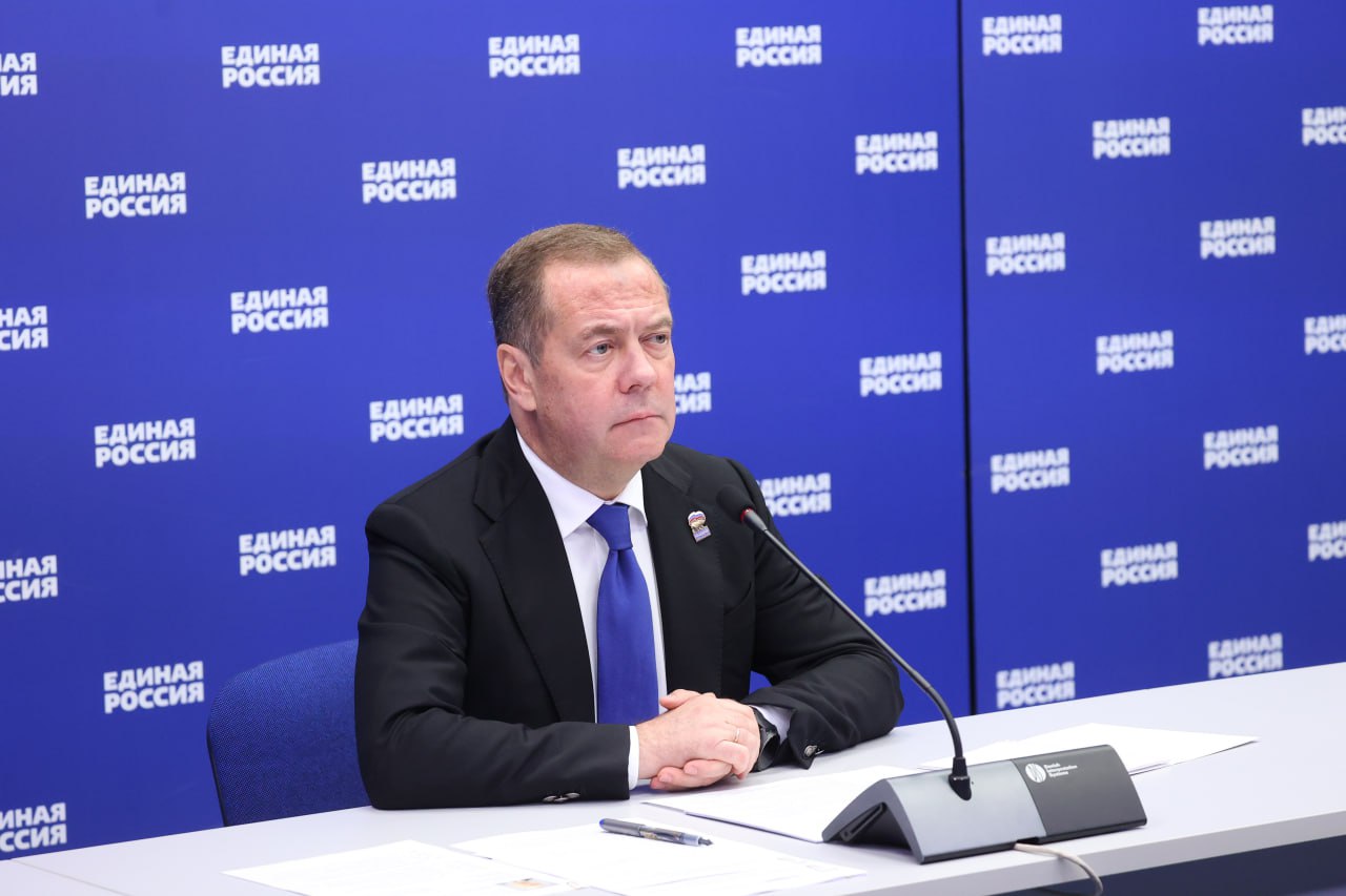 Председатель Единой России Дмитрий Медведев провел прием граждан. По ВКС он ответил на вопросы жителей регионов о работе муниципальных депутатов, вступлении в партию, поддержке исторической памяти, помощи жителям Курской области, организации встреч с писателями из числа участников СВО. Смотреть подробнее – на ER.RU