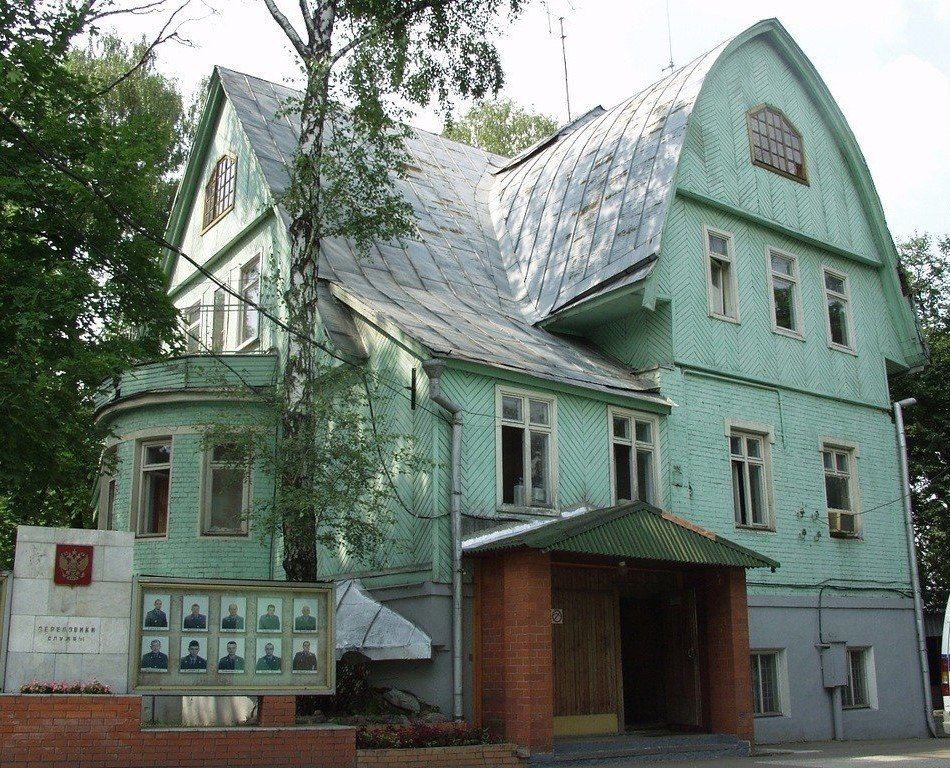 С 1 июля в Москве могут снести почти 2000 старинных зданий — это пятая часть столичного наследия   Сегодня вступил в силу закон Москвы «Об объектах культурного наследия», который градозащитники называют «противоправным».  Как пишет движение «Архнадзор», «законодательная манипуляция» правительства Москвы предполагает, что около 1700 выявленных памятников культурного наследия «просто вылетают в корзину» — если не успели до 1 июля пройти дополнительную экспертизу и подтвердить свой статус.      Это требование изначально было невыполнимым: «Архнадзор» подсчитал, что в последние годы Мосгорнаследие заказывало в среднем всего по 14 экспертиз в год. С такими темпами работы для экспертизы всех выявленных памятников Москвы им потребовалось бы 123 года и 5 месяцев.  Раньше памятник тоже можно было лишить охранного статуса, но для этого требовалось провести экспертизу, что было сложнее. Теперь же тысячи исторических объектов Москвы лишились статуса автоматически, буквально за одну ночь — просто потому, что чиновники не успели провести «подтверждающую» экспертизу.    Градозащитники опубликовали таблицу московских памятников. В ней собраны адреса зданий, которые москвичи могут скоро потерять навсегда — дачи эпохи модерна, городские усадьбы XVIII века, надгробия на могилах семьи мецената Павла Третьякова на Даниловском кладбище, московское подворье Троицкой Сергиевой Лавры XVII века. Адреса, все-таки прошедшие экспертизу, окрашены в таблице зеленым цветом.   Некоторые здания, несмотря на закон, который и так лишает их охранного статуса, получили отрицательную экспертизу и были уже снесены.   Например, дача Грачевых на Воробьевых горах 1917 года постройки  см. картинки . Это был единственный сохранившийся в этих местах образец деревянной дачной застройки московских предместий начала ХХ века. А так же единственное в Москве деревянное здание выше двух этажей.   Если вы хотите защищать городское наследие, присоединяйтесь к движению «Архнадзор».