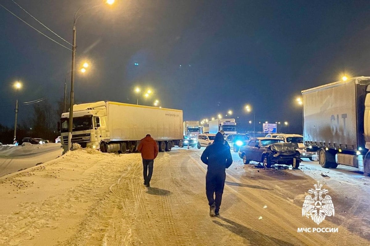 Под Тверью из-за ДТП перекрыли полосу трассы М-10  На месте работают спасатели. Под Тверью, на 165-м километре трассы М-10 столкнулось несколько автомобилей, которые двигались в попутном направлении. Это произошло в среднем и правом ряду, как указывают очевидцы. Неподалёку от места столкновения находятся промышленный парк «Боровлёво-1» и автосалон. На месте работают сотрудники МЧС, которые ликвидируют последствия ДТП. На…  #ДТП