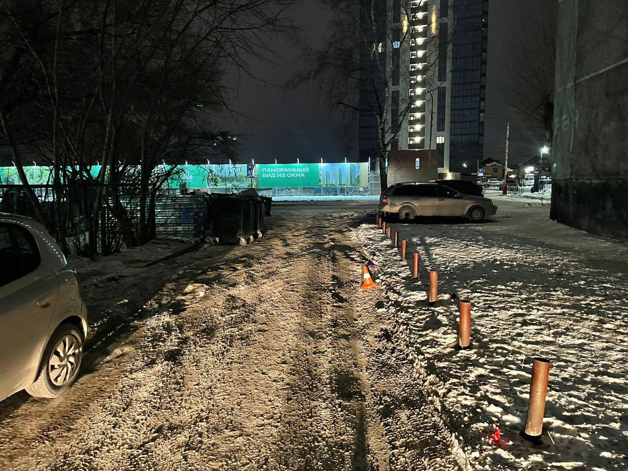 В Новосибирске водитель сбил ребенка и скрылся с места ДТП  В воскресенье, 15 декабря, около 18 часов вечера на территории Кировского района Новосибирска произошло ДТП с участием несовершеннолетнего пешехода.  Водитель неустановленного автомобиля, двигаясь по внутриквартальному проезду, в районе дома № 229 на улице Зорге совершил наезд на мальчика 2011 года рождения. После этого водитель  личность пока не установлена  скрылся с места ДТП.  Ребенок доставлен в больницу с травмами. Правоохранители занимаются расследованием инцидента.    АиФ-Новосибирск