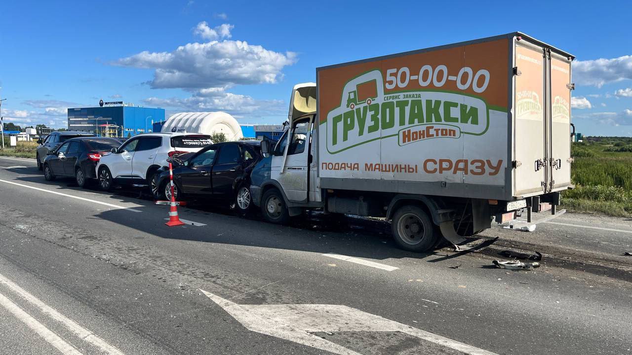 5 автомобилей столкнулись на автодороге Тюмень-Боровский-Богандинский: мужчине стало плохо за рулем Предварительно, автомобиль "Газель" 60-летнему водителю которого стало плохо за рулём, въехал в стоящие на красный сигнал светофора автомобили "Форд Фокус", "Чери Тиго", "Лада Гранта" и "Эксид". В результате ДТП ранения получили: 30-летний водитель автомобиля "Форд Фокус" и 38-летняя водитель автомобиля "Чери Тиго", они госпитализированы. Тюмень-Ямал