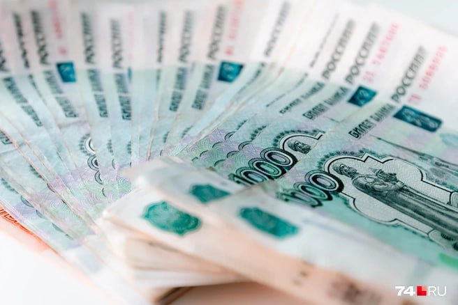 В апреле цены в Приморье выросли на 0,2% по сравнению с мартом. Но кое-что подешевело. яйца — в апреле их стоимость снизилась на 11,6%. Это связано с увеличением производства и включением их в перечень социально значимых товаров. Сейчас десяток яиц можно найти по 80 рублей — последний раз такая цена была в 2015 году. автомобили с пробегом тоже подешевели — на 1,8%. Это произошло из-за укрепления рубля и снижения спроса на автокредиты. рост цен на услуги в апреле заметно подорожали — воздушного и железнодорожного транспорта, а также гостиницы. Это связано с проведением крупных деловых мероприятий и началом туристического сезона. В целом, инфляция в апреле была ниже, чем в марте, но всё ещё превышает 4% в пересчёте на год. Специалисты банка России рассказали, что продолжат политику по снижению инфляции, что означает сохранение высоких процентных ставок до достижения целевого уровня в 4% к 2026 году. Подписаться