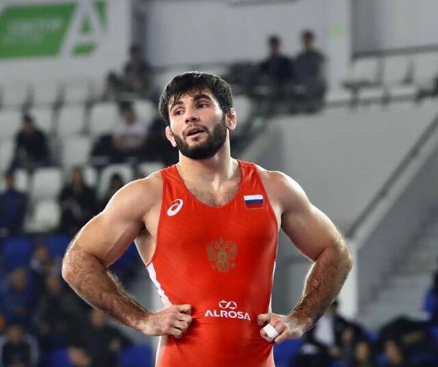 Артур Найфонов сразится за золото чемпионата России в Москве Найфонов сразится за золотую медаль в весовой категории до 86 кг. В 1/2 финала Артур оказался сильнее другого представителя Осетии Арслана Багаева, одолев его в напряженном поединке со счетом 3:1. В финале осетинский вольник встретится с одним из самых талантливых молодых борцов России, дагестанцем Ибрагимом Кадиевым. Финальная схватка пройдет в субботу вечером. В случае победы Найфонов станет четырехкратным чемпионом России. Ранее он побеждал на турнире в 2019, 2021 и 2022 гг. Кроме того, на счету Артура есть также два серебра 2018 и 2020 и одна бронза 2023 .