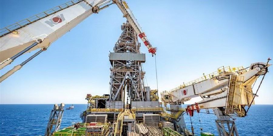 Египет наращивает газовую добычу В Средиземном море запустили две новые скважины Общая прибавка 60 млн куб футов газа в сутки Это поможет закрыть растущий внутренний спрос особенно в пиковые летние месяцы Одна скважина новая часть крупного проекта West Delta Deep Marine Вторая модернизированная и возвращенная в строй В министерстве пояснили что такие проекты стали возможны благодаря улучшению инвестиционного климата и ускорению процедур На фоне газового бума также рекордно выросли доходы от добычи золота и серебра 131 за год Египет последовательно укрепляет свой энергетический и экономический суверенитет Египет газ энергетика экономика инвестиции