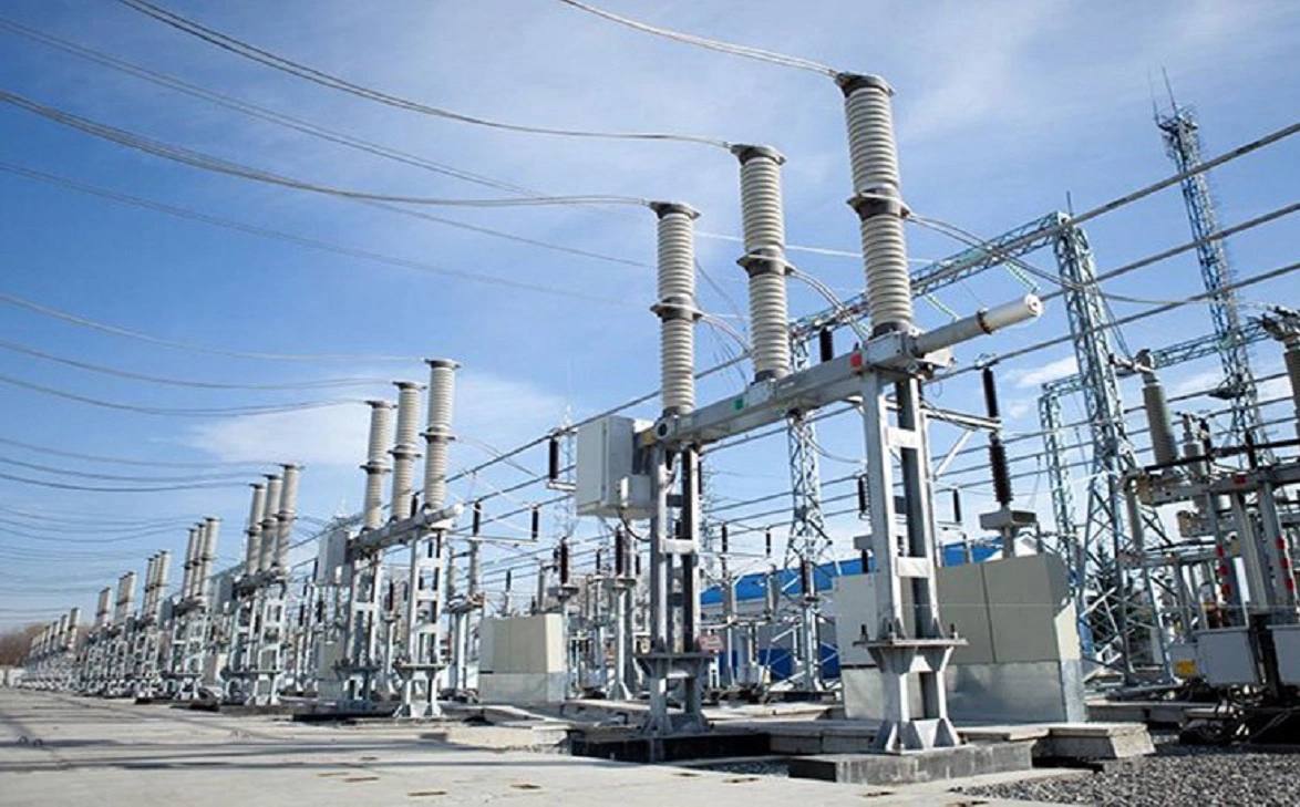 ВС РФ вернул на пересмотр дела о передаче электросетей Салавата и Ишимбая Верховный суд России вернул на пересмотр два иска прокуратуры к администрациям Салавата и Ишимбайского района Надзорное ведомство требует признать ничтожными и расторгнуть соглашения о передаче в концессию муниципальных электросетей В обоих случаях концессионером стала компания АвтоматизацияСистемыТехнологии В 2024 году суды трех инстанций отказали в удовлетворении исков Обстоятельства и условия концессионных соглашений признали законными В 2025 году заместитель генерального прокурора РФ обратился в Верховный суд с кассационным представлением Истец указал что в 2020 году власти города Салавата и Ишимбайского района по одинаковым схемам передали муниципальные электросети в частные руки при этом нарушив конкурсный порядок выбора концессионера С предложением взять сети под свое управление в администрации обратилось салаватское ООО АвтоматизацияСистемыТехнологии АСТ По закону при наличии такой инициативы власти обязаны предложить другим участникам рынка принять участие в выборе концессионера компании к которой временно передадут муниципальное имущество с правом управления извлечения прибыли а также обязанностью инвестировать в модернизацию инфраструктуры РБК Уфа в Telegram РБК Уфа в MAX