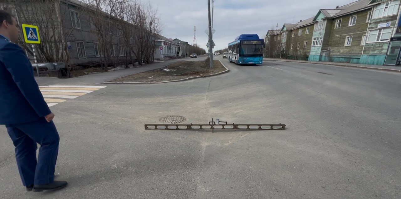 В Салехарде прокуратура и Госавтоинспекция выявили нарушения содержания дорог. Прокуратура совместно с Госавтоинспекцией провела выездное обследование улично-дорожной сети города Салехарда. В ходе проверки были зафиксированы многочисленные нарушения ГОСТа по содержанию автомобильных дорог. Наиболее распространенными нарушениями стали дефекты дорожного покрытия: выбоины, просадки, проломы, колеи и другие повреждения. Также выявлено отсутствие тротуаров, обеспечивающих безопасное передвижение пешеходов, на ряде участков. По результатам проверки прокуратурой приняты меры прокурорского реагирования, обязывающие балансодержателя автомобильных дорог устранить выявленные нарушения в установленный законом срок. #мвдроссии #полиция #гибддянао #гибдд #янао #салехард