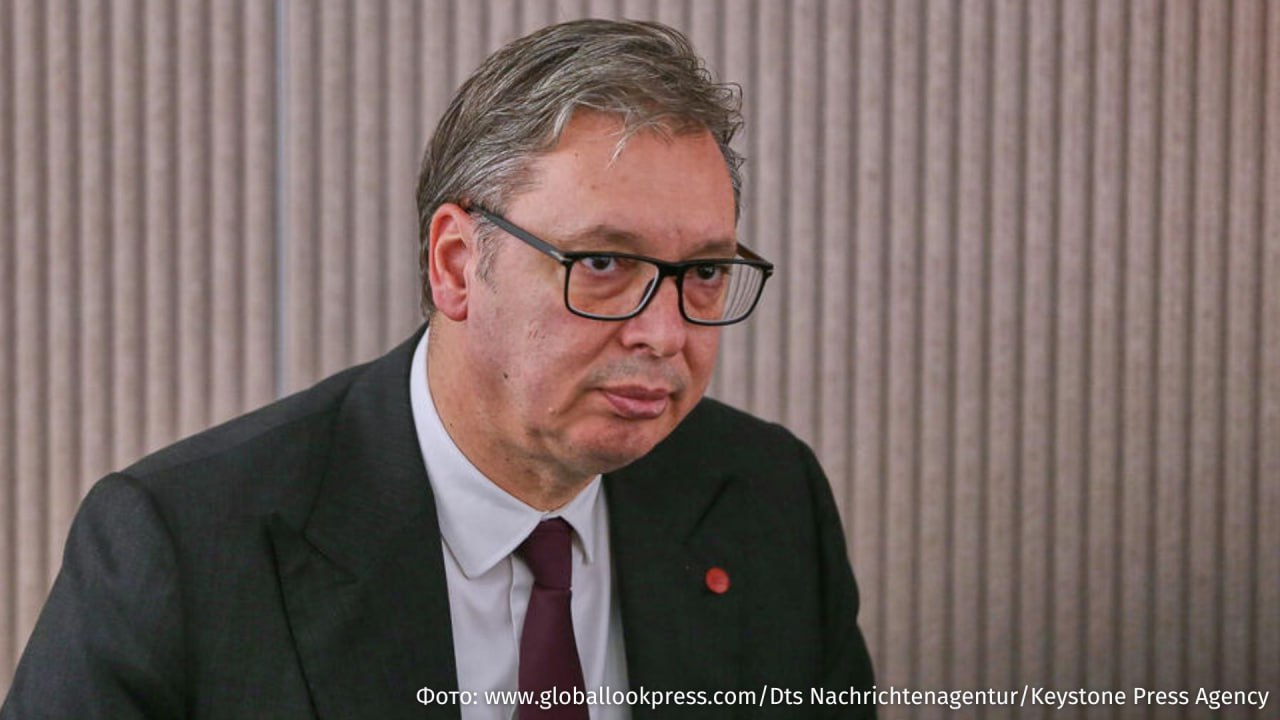 Президент Сербии Александр Вучич объявил о проведении досрочных выборов на фоне протестов сообщает Srbija Danas Отмечается что голосование состоится до истечения текущего срока полномочий парламента декабря 2027 года Точная дата неизвестна Накануне в Белграде возобновились протесты в ходе которых были арестованы 37 участников беспорядков у парламента среди них бывший баскетболист сборной Сербии Владимир Штимац Волнения усилились после того как власти запретили женщине активистке установить палатку и объявить голодовку у здания парламента Напомним в ноябре 2024 года на вокзале в сербском Нови Саде обрушился бетонный козырек в результате произошедшего погибли 14 человек После чего жители стали выходить на массовые протесты Они требовали отставки чиновников виновных в обрушении Впоследствии бывший глава минстроя Сербии Горан Весич был задержан IZ RU в Telegram в MAX