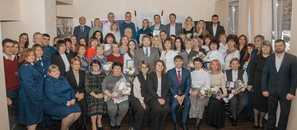 8 декабря Федеральному казначейству исполнилось 33 года В этот день в 1992 году был подписан исторический Указ положивший начало современной системе органов казначейства В Управлении Федерального казначейства по Республике Крым состоялось торжественное мероприятие посвящённое 33 летию со дня образования Казначейства России на котором присутствовали заместители руководителя начальники структурных подразделений и ветераны казначейской службы Руководитель Управления Максим Миронов открыл торжественное собрание приветственным словом поблагодарил сотрудников за качественную службу профессионализм надёжность порядочность добросовестность и результативность и поздравил всех присутствующих с праздником За прошедшие десятилетия Федеральное казначейство стало единым технологичным и профессиональным механизмом обеспечивающим исполнение федерального бюджета кассовое обслуживание бюджетной системы и контроль за использованием государственных средств Наша главная сила это коллектив его самоотдача искреннее служение Казначейству России и большая любовь к своему труду В торжественной обстановке сотрудникам и ветеранам которые своим усердием и преданностью делу внесли значительный вклад в работу Управления были вручены ведомственные награды Федерального казначейства