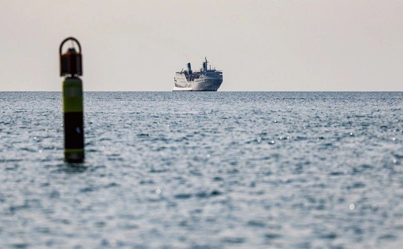 Организатора паромного рейса Сочи Трабзон обвиняют в финансовых махинациях Как стало известно Коммерсанту в Сочи расследуется дело в отношении директора компании СВС Шиппинг Сергея Туркменяна организатора рейсов парома Seabridge из турецкого Трабзона Бизнесмена обвиняют в выводе денежных средств на сумму 22 млн руб в теневой оборот по фиктивным документам Центральный райсуд Сочи продлил содержание под стражей Сергея Туркменяна арестованного в конце прошлого года Как следует из материалов уголовного дела опубликованных в ГАС Правосудие у Туркменяна возник умысел на сокрытие фактической финансово хозяйственной деятельности возглавляемого им предприятия По данным следствия он изготавливал поддельные распоряжения о переводе денежных средств со счетов его компании В случае вынесения обвинительного приговора по ч 1 ст 187 УК РФ Неправомерный оборот средств платежей бизнесмену грозит лишение свободы на срок до шести лет Компания СВС Шиппинг осенью прошлого года объявила о возобновлении паромного сообщения между Сочи и Трабзоном на судне Seabridge Паром отправился из турецкого порта Трабзона 5 ноября но разрешения на вход в порт Сочи не получил и спустя двое суток вернулся в место отправления Подписаться на PRO transport