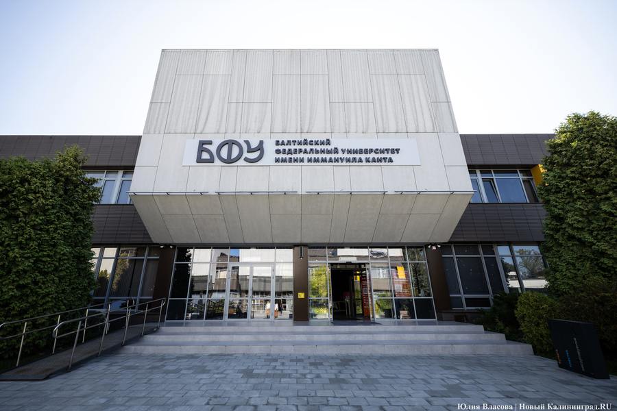 В БФУ подали на 35% больше заявлений на поступление, чем в прошлом году  В БФУ им. И. Канта 5 августа состоялся основной этап зачисления абитуриентов на бюджетную основу по программам бакалавриата, базового высшего образования и специалитета. В приемную комиссию поступило 33 914 заявлений от 7236 человек, что на 35% больше, чем в прошлом году.   В 2025-м самыми популярными направлениями для поступления стали лечебное дело  1598 поданных заявлений , информационная безопасность  1239 , реклама и связи с общественностью  1195 , информационные системы и технологии  1114 , прикладная информатика и информатика  1072 .  Подробнее читайте по ссылке на нашем сайте.