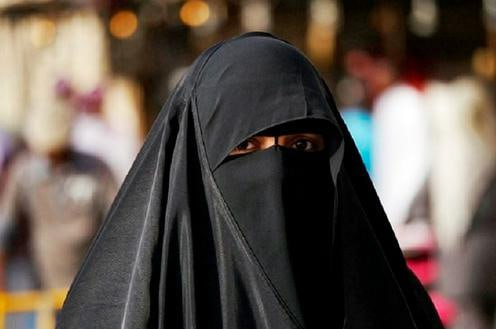 В Казахстане определились с наказанием за ношение никабов в общественных местах Мажилис во втором чтении одобрил закон О профилактике правонарушений который вводит ответственность за закрывающую лицо одежду при первом нарушении последует предупреждение при повторном штраф в размере 10 МРП примерно 40 тыс тенге или 80 Поправки направят в Сенат после одобрения на подпись президенту Подробнее на нашем сайте Актуальные новости из Центральной Азии fergananews