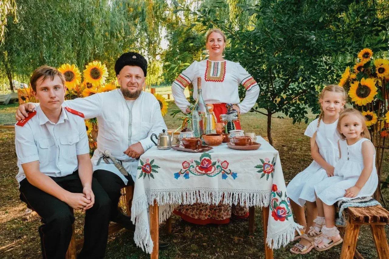 КубаньМногонациональная Сегодня познакомлю вас с русской казачьей семьей Саломаха из станицы Фастовецкой Тихорецкого района Для них Кубань это не просто место на карте а родной дом где трудились многие поколения их рода Глава семьи Евгений атаман хуторского общества воспитывает детей так как учили деды в православной вере и глубоком уважении к старшим Его супруга Екатерина крепкий надежный тыл Она не только создает уют занимается садом но и активно участвует в добровольческой работе Дети достойное продолжение своих родителей Старший сын Игнат кадет Кропоткинского казачьего корпуса Дочь Кира совмещает занятия живописью с подготовкой в военно патриотическом клубе Младшая Анна наполняет дом радостью Воскресные дни семья традиционно проводит в Свято Никольском храме Во время путешествий по стране первым делом посещают святыни и исторические музеи Не сомневаюсь что именно на таких крепких верных своим корням семьях и держится наше единство Подписывайтесь на мой канал в MAX
