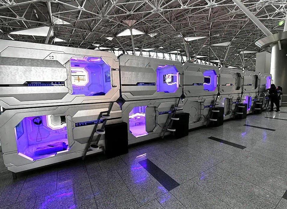 Путешественница застряла в капсульном отеле в аэропорту Внуково пассажирка кричит что опаздывает на рейс но помочь ей пока не удаётся Изнутри капсулы слышны крики девушки Очевидцы опасаются что из за длительного пребывания в замкнутом пространстве у неё может начаться приступ клаустрофобии Капсульный отель расположен в чистой зоне терминала уже после предполётного досмотра Сотрудники гостиницы пытаются освободить пассажирку своими силами не привлекая экстренные службы До вылёта самолёта остаётся менее часа Новости Дня