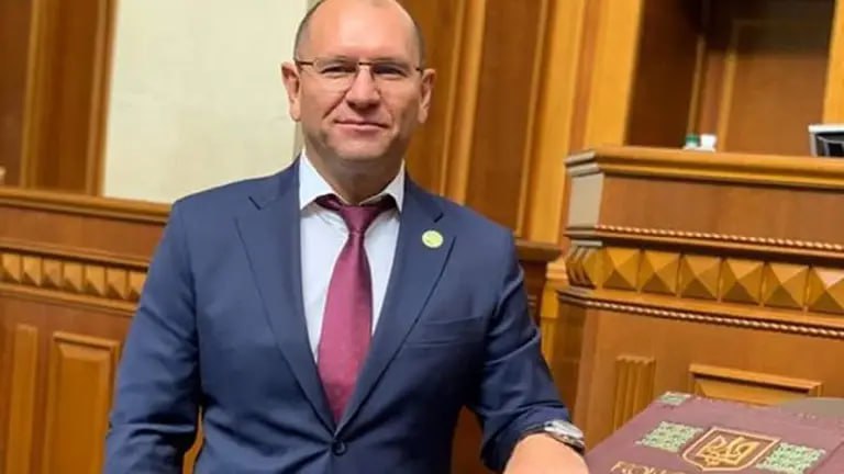 Новое подозрение от СБУ получил нардеп Евгений Шевченко, находящийся уже 8 месяцев под арестом по делу о государственной измене. Новое подозрение строится на том, что депутат, по версии СБУ, вымогал деньги у некой фирмы, которая покупала минеральные удобрения в Беларуси. Дело открыто по статье «мошенничество в крупных размерах». Евгению Шевченко инкриминируются эпизоды, которые имели место ещё до начала войны.