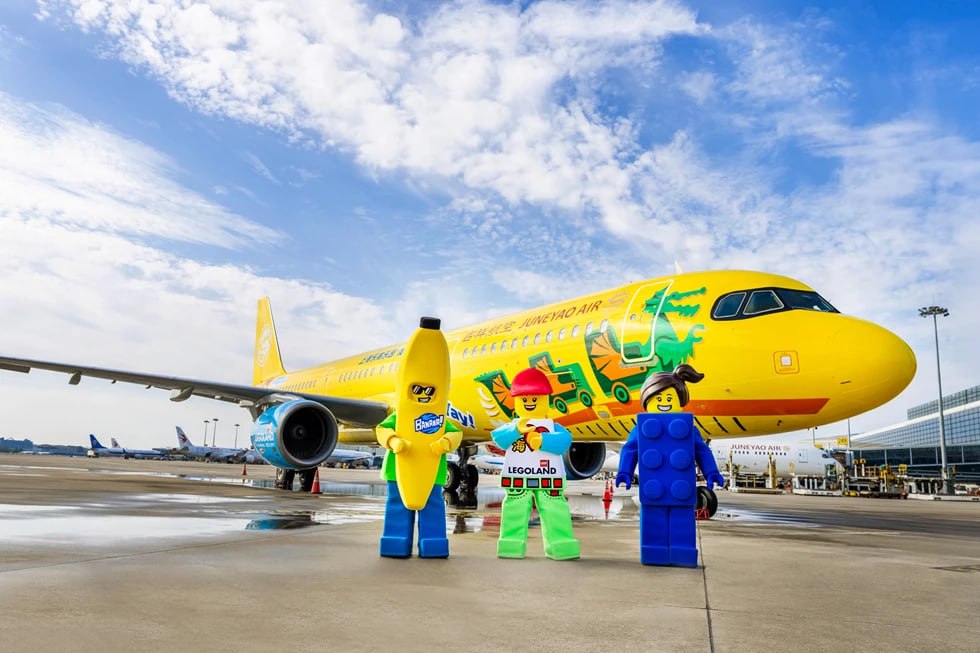 Juneyao Air представила LEGO-самолёт Airbus A321  Китайская авиакомпания Juneyao Air оклеила свой Airbus A321 в тематическую ливрею LEGO в честь открытия 5 июля в Шанхае самого большого в мире LEGOLAND а.  В мобильном приложении Juneyao Air доступен специальный раздел LEGOLAND, где можно следить за расписанием тематических рейсов и покупать билеты.  В их глазах это выглядело круто, в наших — тоже.