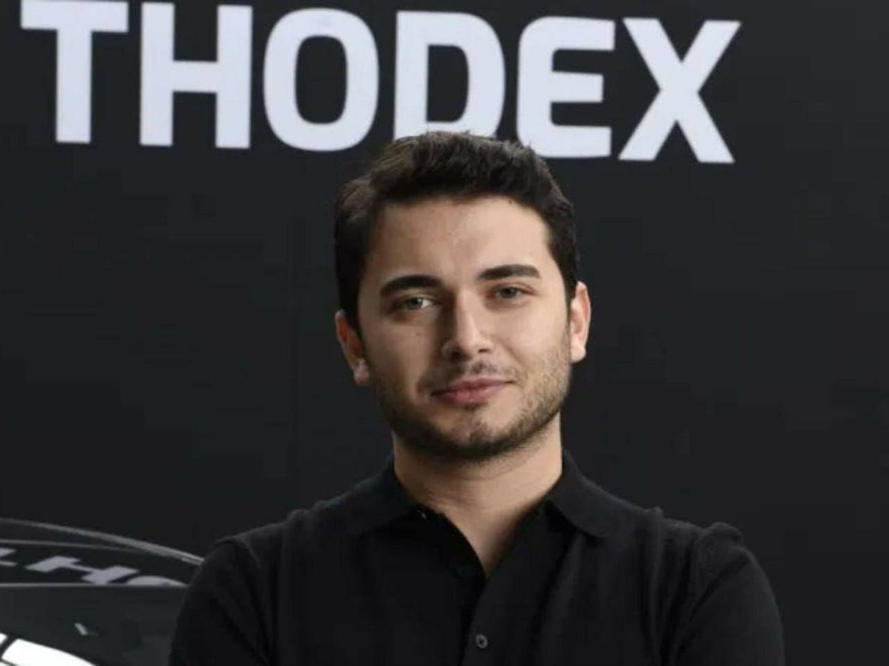 Основатель Thodex Фатих Озер найден мёртвым в тюрьме повешенным Thodex турецкая криптовалютная биржа основанная в 2017 году В апреле 2021 года ее основатель Озер внезапно уехал из страны а платформа прекратила работу Более 2 тыс клиентов Thodex подали на нее в суд с обвинениями в мошенничестве и краже миллионов долларов Озер был экстрадирован в Турцию из Албании в начале 2023 года В обвинительном заключении прокурора убытки оценивались в 356 миллионов лир 13 млн при этом турецкие СМИ сообщают о цифрах достигающих 2 млрд В сентябре 2023 года суд в Стамбуле приговорил Фарук Озера к лишению свободы на 11 196 лет за мошенничество при отягчающих обстоятельствах руководство преступной организацией и отмывание денег